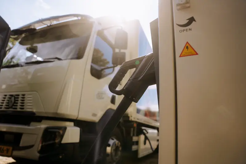 Een elektrische vrachtwagen aan de laadpaal